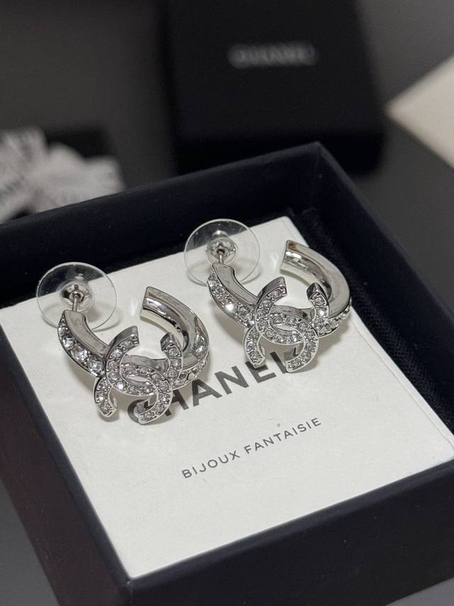 Ch*Nel Latest Platinum Cc Round Diamond Ear Studs Made Of Brass