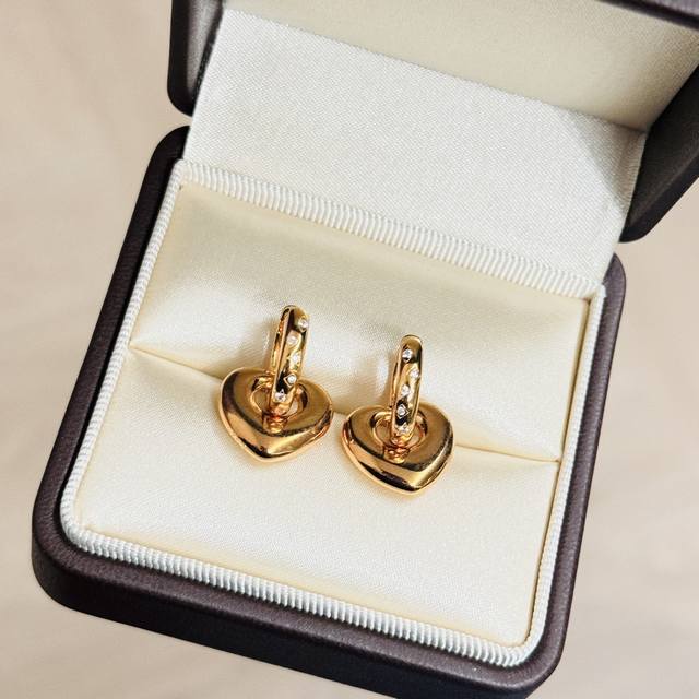 A4411 Independent Designer Style, Trending In The Fashion Circle, Elegant Heart-