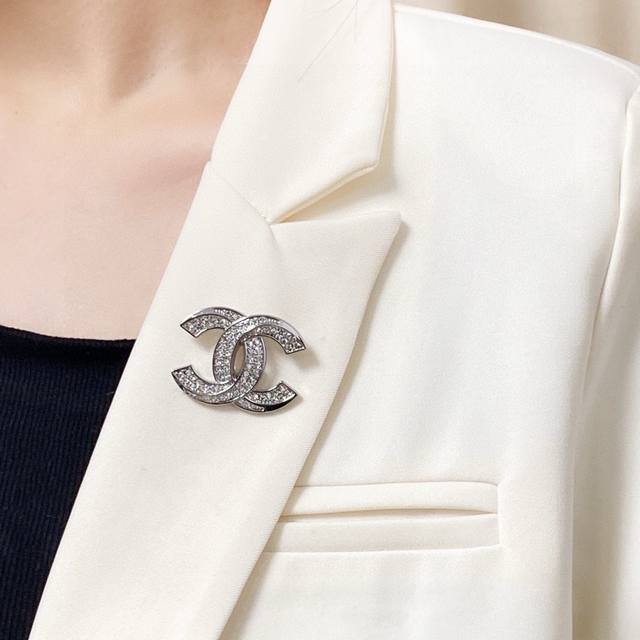 Chanel New Arrival Diamond-Studded Brooch, The Ultimate Accessory For Women Who