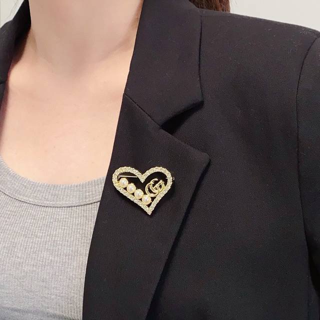 Gucci New Arrival Retro-Style Diamond-Studded Pearl And Heart Brooch, The Most U