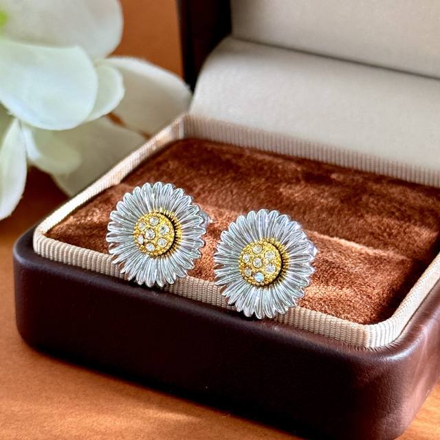 Daisy Series Ear Studs Single Flower No Label, Bvlgari-Style Retro Elegant 3D Go