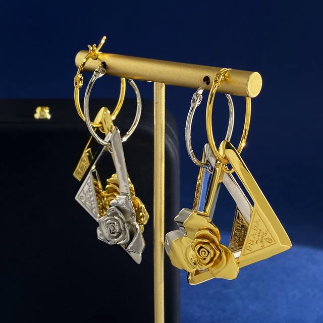 Prada Prada European And American Minimalist And Elegant Smooth Hollow Triangle