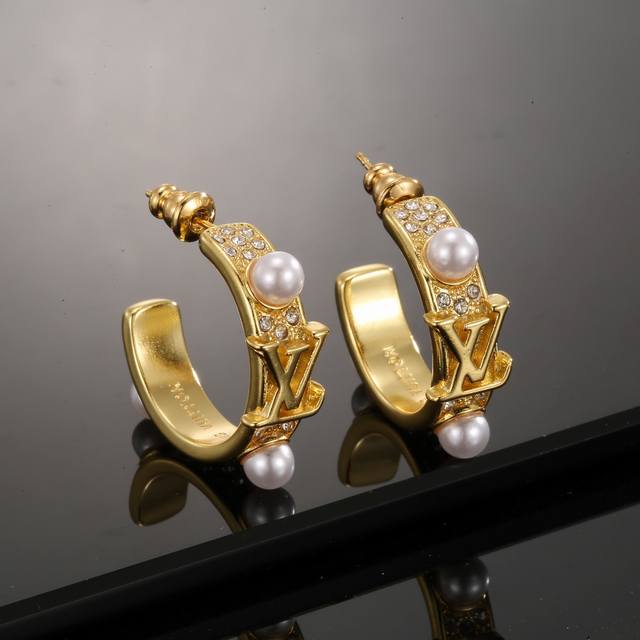 Premium Edition Louis Vuitton Earrings, Crafted With Exceptional Artistry, Featu
