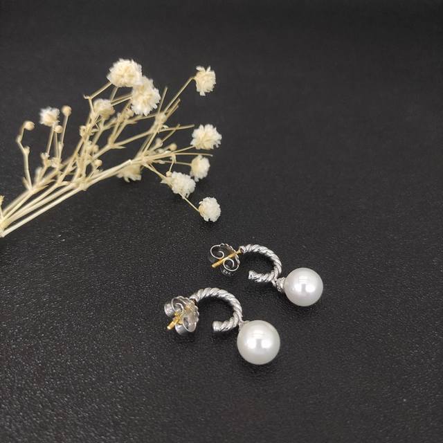David Yurman Pearl Earrings In White Gold And Yellow Gold. Item Number Dyeh-006,