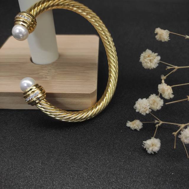 David Yurman 7Mm Gold-Plated Pearl Bracelet With Embedded Stones. Recommended Wr