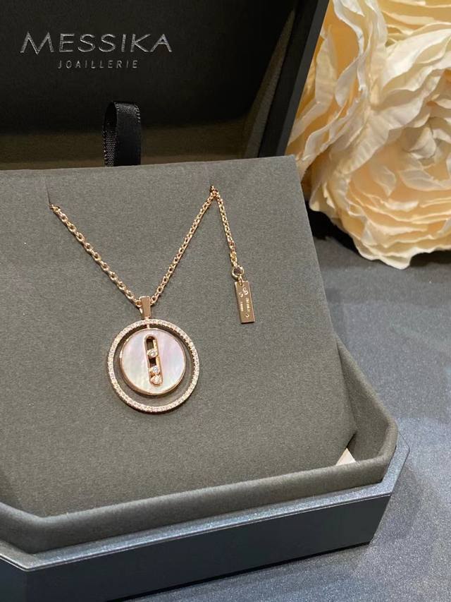 V Gold Material: It's Hard Not To Fall In Love With The Messika*Messik* Medium-S