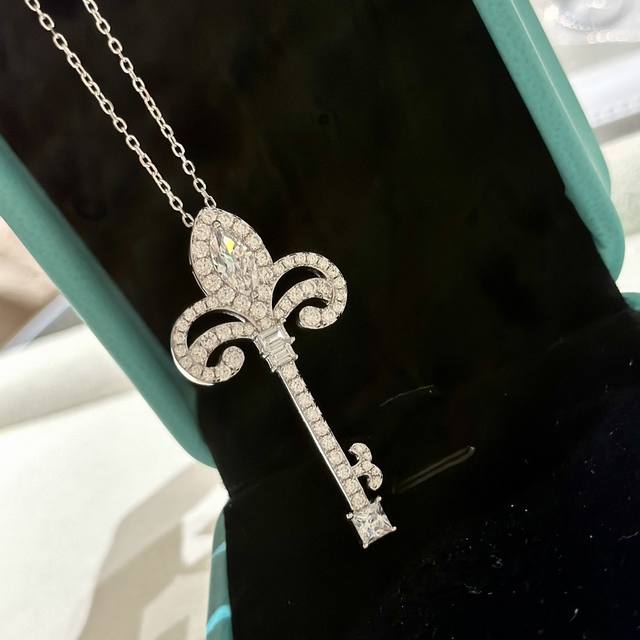 A 8 T-Style Woven Key New Design Crown Teardrop Square Diamond Necklace Authenti