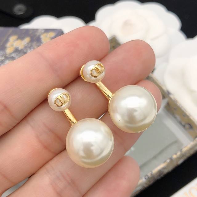 Code Ded0070 Dior's Beloved Dior Pearl Earrings In Various Sizes, Retro Metal Fi