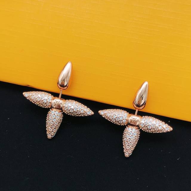 Code Led0001 Lv Louis Vuitton Fashionable Star-Inspired High-End Ear Studs