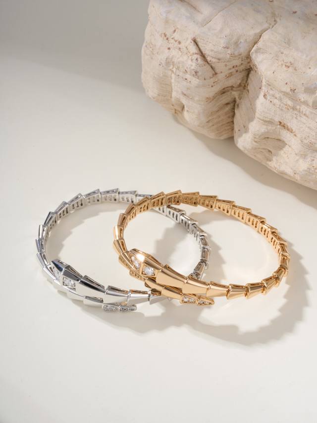 Head And Tail Diamond Elastic Snake Bracelet, Size M. The Snake Bracelet Is Abso