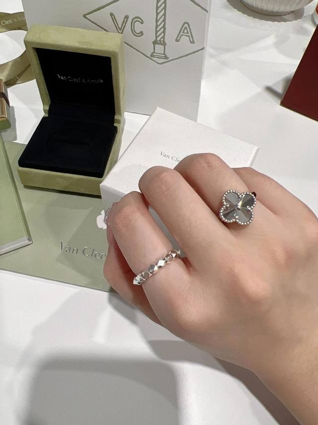 V Gold-Plated Van Cleef & Arpels Engraved Four-Leaf Clover Ring Material: V-Gold