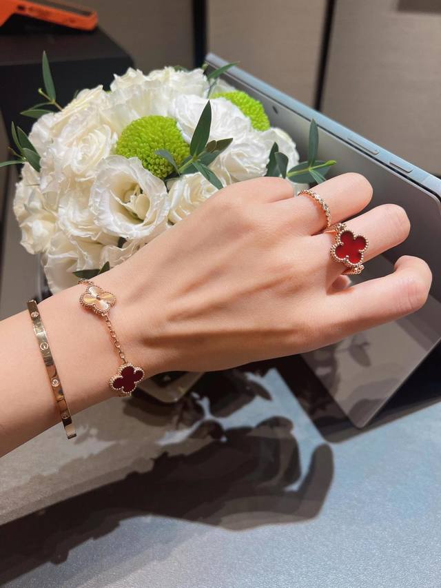 Vc Double-Sided Rotatable Laser-Engraved Red Agate Four-Leaf Clover Ring In Perf