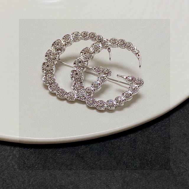 Gucci New Arrival Brooch - The Ultimate Accessory For Women Who Understand Thems