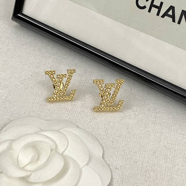 Code E2307 0247825 Lv Earrings Hot-Selling New Arrival Consistent Zp Lv Classic