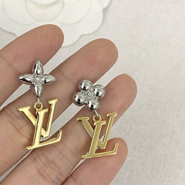 Code E2305 0247820 Lv Earring Hot-Selling New Arrival Consistent Zp Asymmetrical