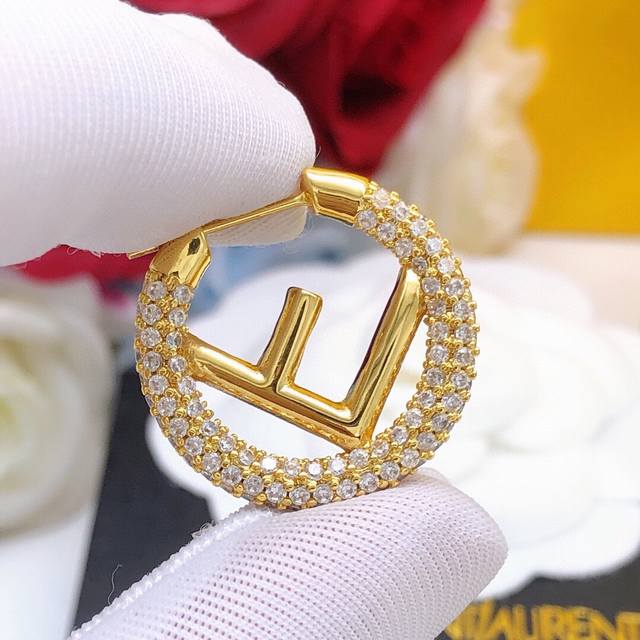 Code Fded0055 Fendi Ff Latest Round Diamond-Encrusted Ear Hook, Consistent Zp Br