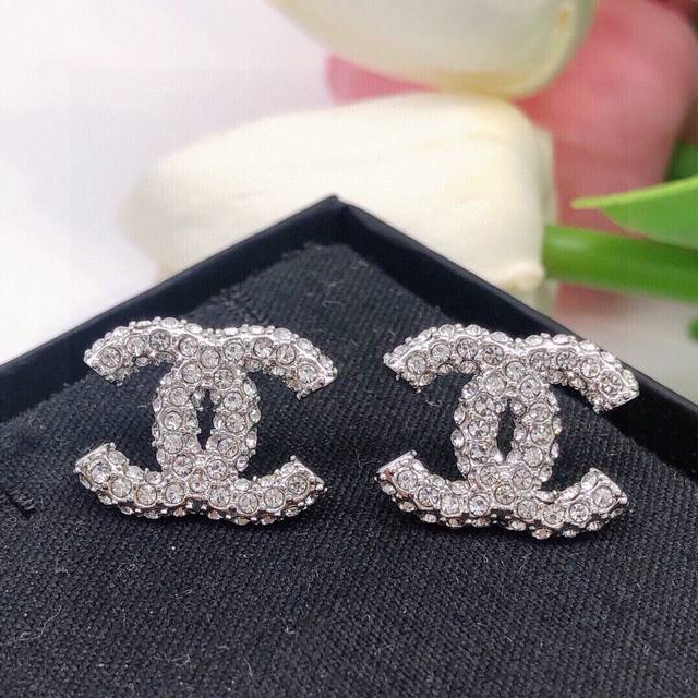 Code Xed0432 This Delicate And Compact Design Features Exquisite Diamond-Studded