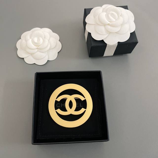High-Quality Details As Shown In The Photo. 0900110 Golden Large Circle Brooch,