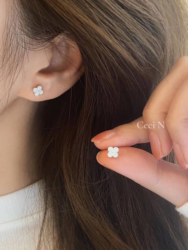 V Gold-Plated Mimi Gold Vca Mini Full-Diamond Four-Leaf Clover Ear Studs. The De