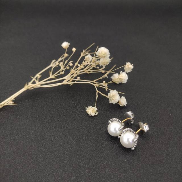 David Yurman 4-Prong Pearl Earrings In Silver. Item Number Dyeh-009