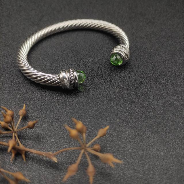 David Yurman 7Mm Rotating Head Light Green Diamond Bracelet.