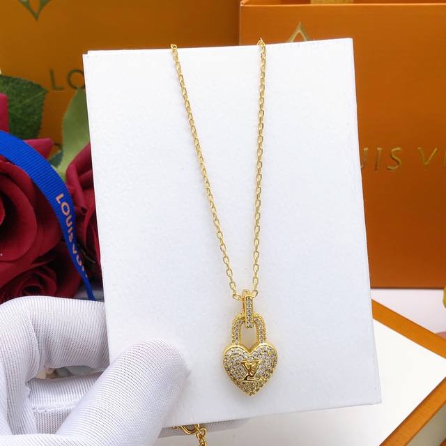 Code Lxl0023 Lv* Latest Heart-Shaped Necklace, Zp Brass Material