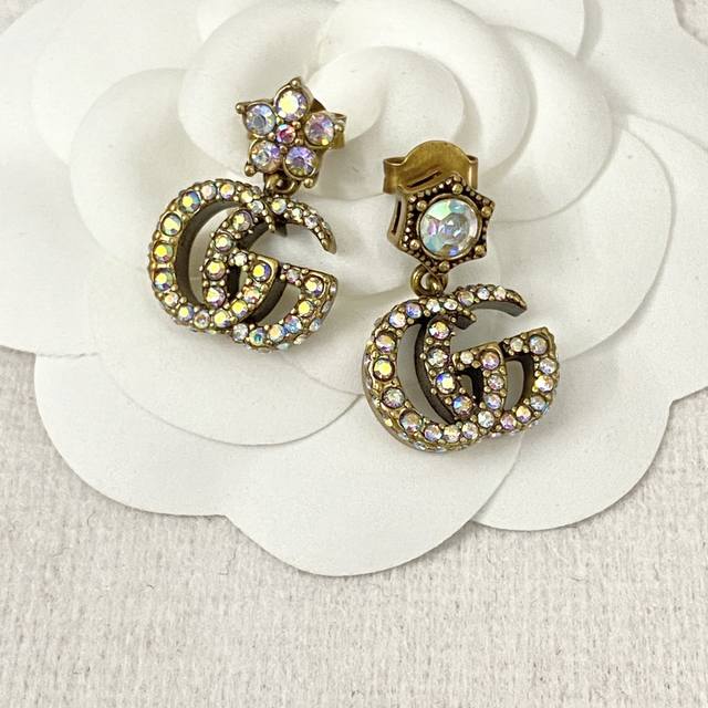 Code E2268 Gucci Ear Studs Classic Best-Selling Style Now Available. Cool Seven-