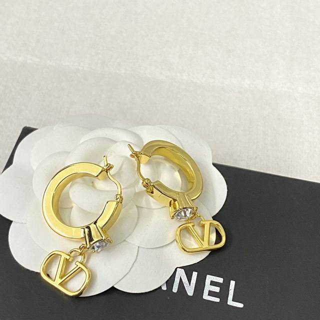 Code E2264 Valentino Ear Studs, Hot-Selling New Arrival. Low-Key Minimalist Styl