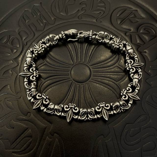 New Arrival, Store-Quality Chrome Hearts Classic Retro Scout Flower Bracelet. Th