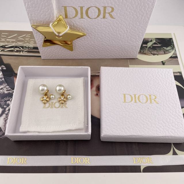 Our Product D Four-Leaf Clover Double Pearl Earrings Z 4200, Must-Have Series, 2