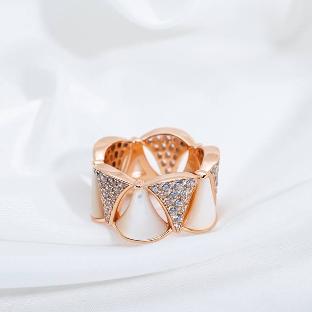 P Price 5678 Us Size Diva Mica Pearl Diamond Ring This Ring Is Truly A Crowd-Ple