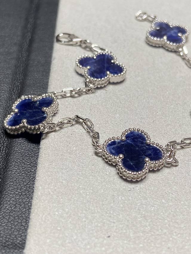 Van Cleef & Arpels Bracelet Detail Image