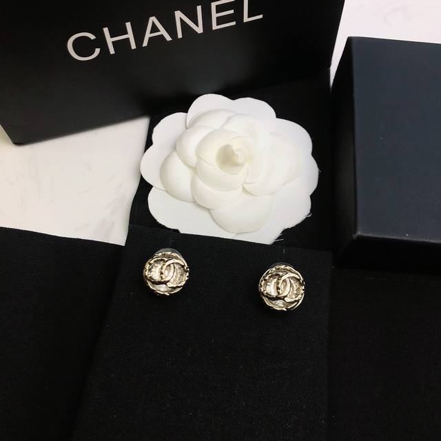 Chanel's Iconic Design, Perfect For The Fall/Winter Season. This Vintage-Inspire