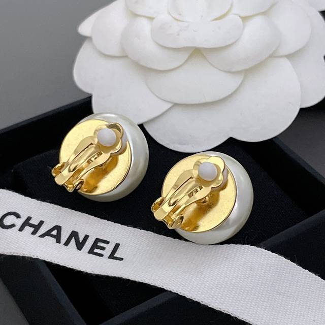 High-Quality, Details As Shown. Ear Clips With Rose Gold C And White Pearls. Vin