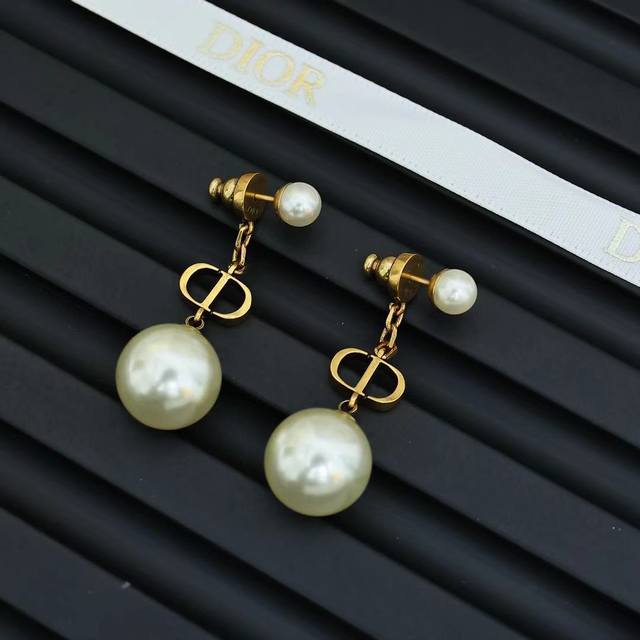 Dior Vintage-Colored Pearl Earrings, Small Yet Brimming With Elegance~ Vintage-I
