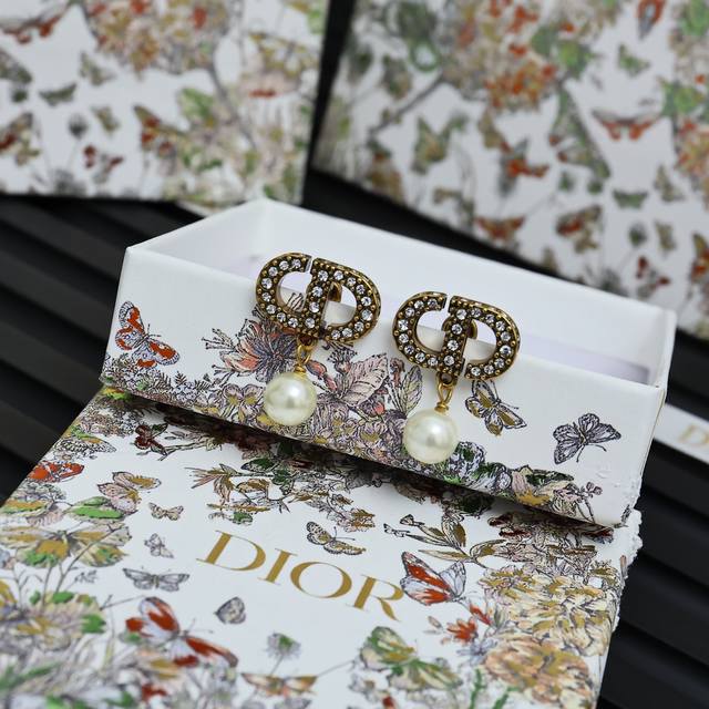 Dior Vintage-Colored Full-Diamond Letter Stud Earrings Small Yet Exquisitely Det