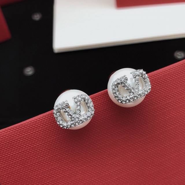 Code Ved0114 Valentino Pearl Ear Studs With V-Shaped Diamond Accents In Silver