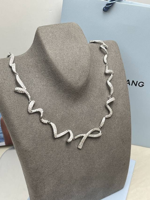 New Arrival Hefang Sparkling Ribbon Necklace