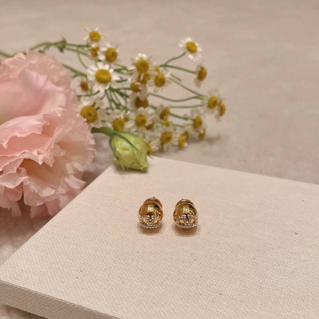 Valentino. Valentino Boutique New Arrival: This Classic Design Abandons The Trad