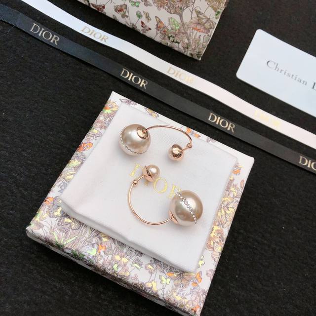 Dior New Ear Studs: Simple, Elegant, And Luxurious, These Earrings Are Both Fash
