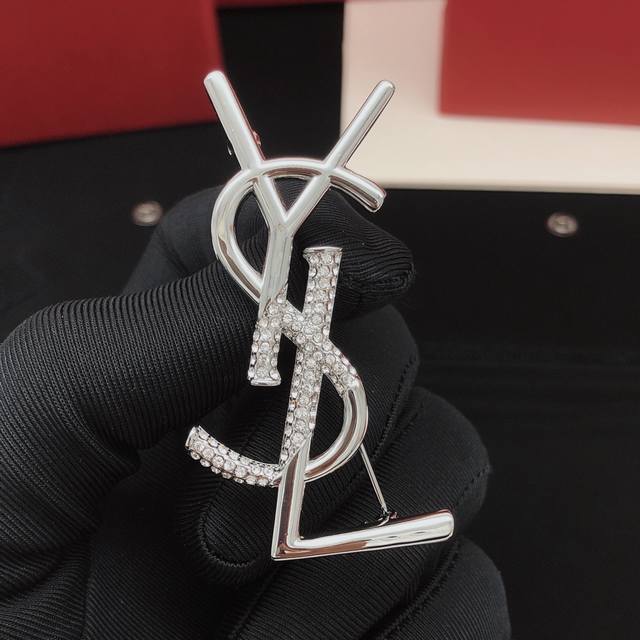 Code Yxz0027 Ysl* Latest Silver Diamond-Studded Brooch, Zp Brass Material