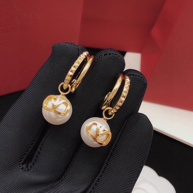 Code Ved0007 Valentino Ear Hooks With Pearl