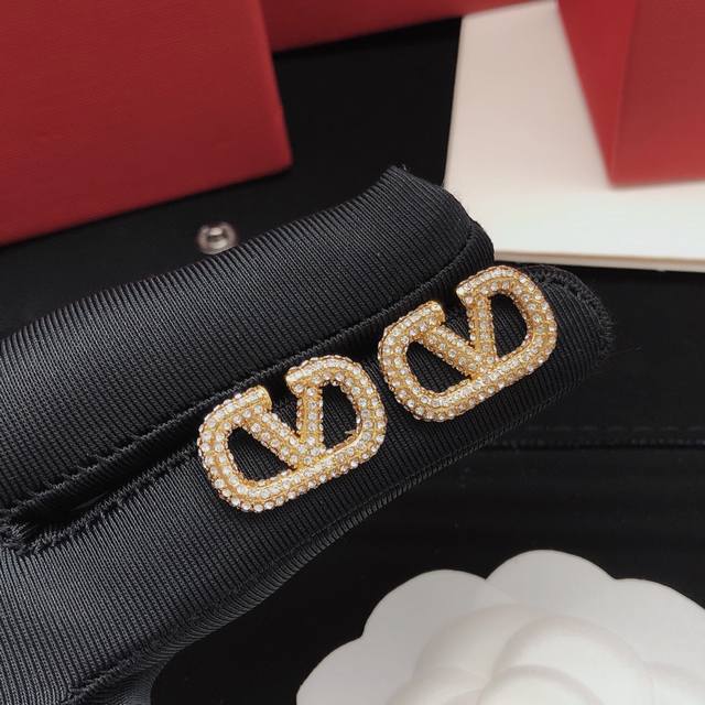 Id Ved0032 Valentino Ear Studs With V-Shaped Diamond-Encrusted Design