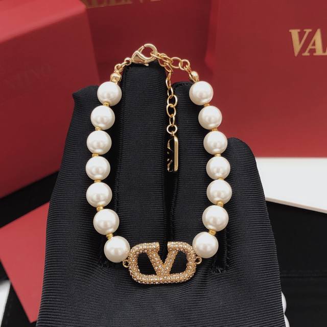 Code Vsl0001 Valentino Pearl Bracelet With V-Shaped Diamond Accents