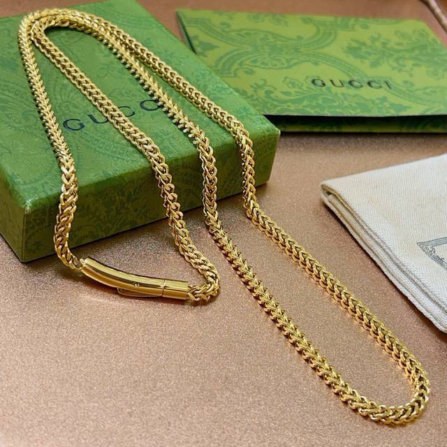 Gucci Necklace Latest Model With A Higher-End Chain, Celebrity-Inspired Design.