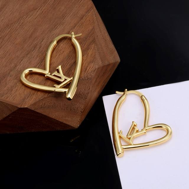Louis Vuitton Necklace, Crafted With Exquisite Artistry, Features The Iconic Lv