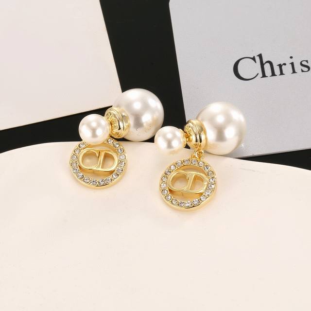Dior Letter C Pearl Earrings This Dior Tribales Earring Reinterprets The Iconic