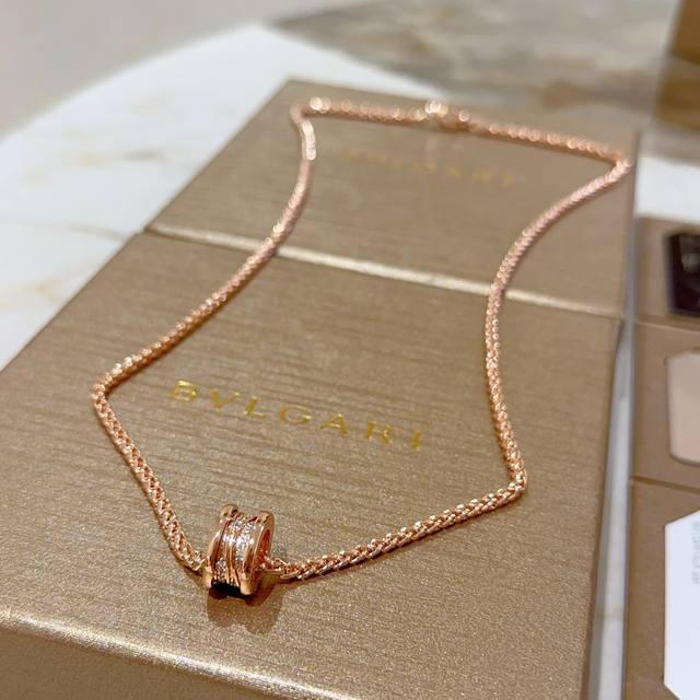Bvlgari Necklace In V Gold. Bvlgari Divas' Dream Series, Perfect Condition, Unma