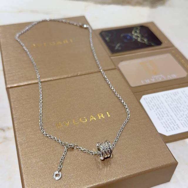 Bvlgari Necklace In V Gold. Bvlgari Divas' Dream Series, Flawless Condition, Unm
