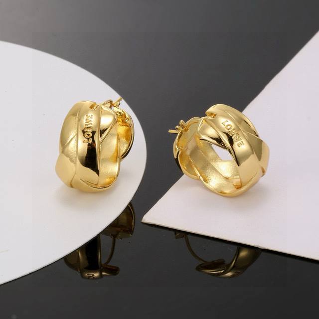 The Golden Bestseller From Loewe Is Truly Amazing, Very Artistic! Its Logo Is Th